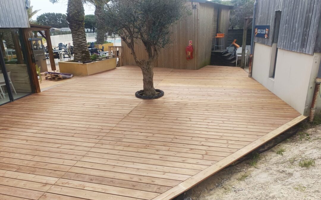 Terrasse pin classe 4 marron camping Finistère 2026 : 5 raisons de l&rsquo;adopter