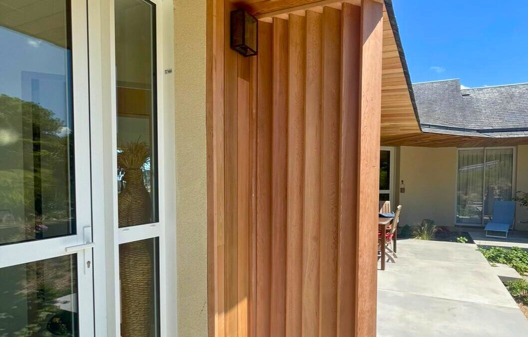 Sublimez votre entrée de maison avec un claustra sur-mesure en bois red cedar
