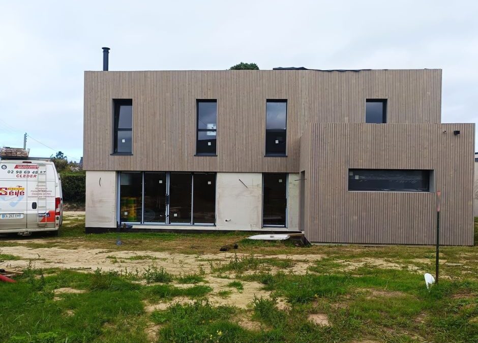 Nouveau chantier : bardage Douglas faux claire-voie et menuiseries aluminium K•LINE