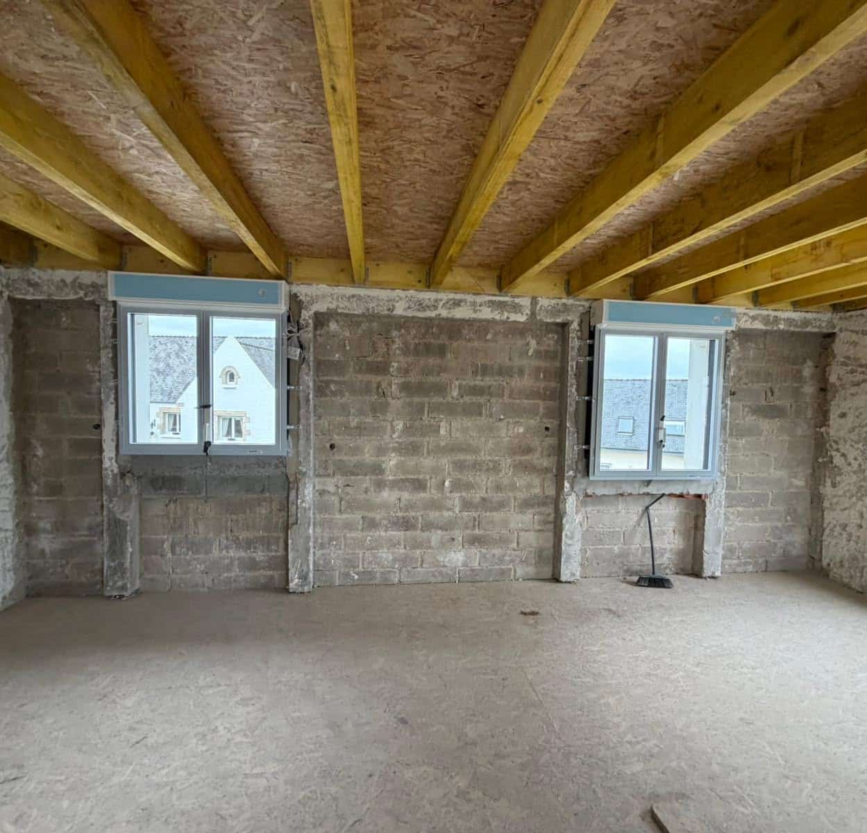 Empoutrement avec solives bois et plancher OSB au-dessus de nouvelles fenêtres K•Line, chantier Menuiserie Séité à Saint-Pol-de-Léon Empoutrement avec solives bois et plancher OSB au-dessus de nouvelles fenêtres K•Line, chantier Menuiserie Séité à Saint-Pol-de-Léon