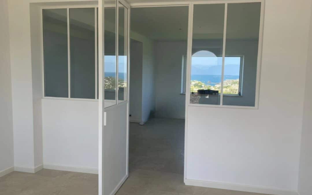 Verrière métallique sur mesure à Cléder : lumière et élégance pour vos espaces