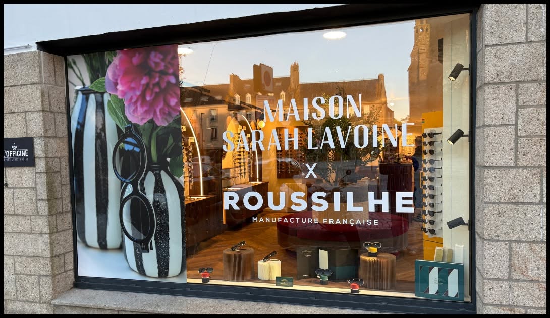 Nouvelle vitrine aluminium noire posée par Menuiserie Séité chez Saillour Optique à Saint-Pol-de-Léon