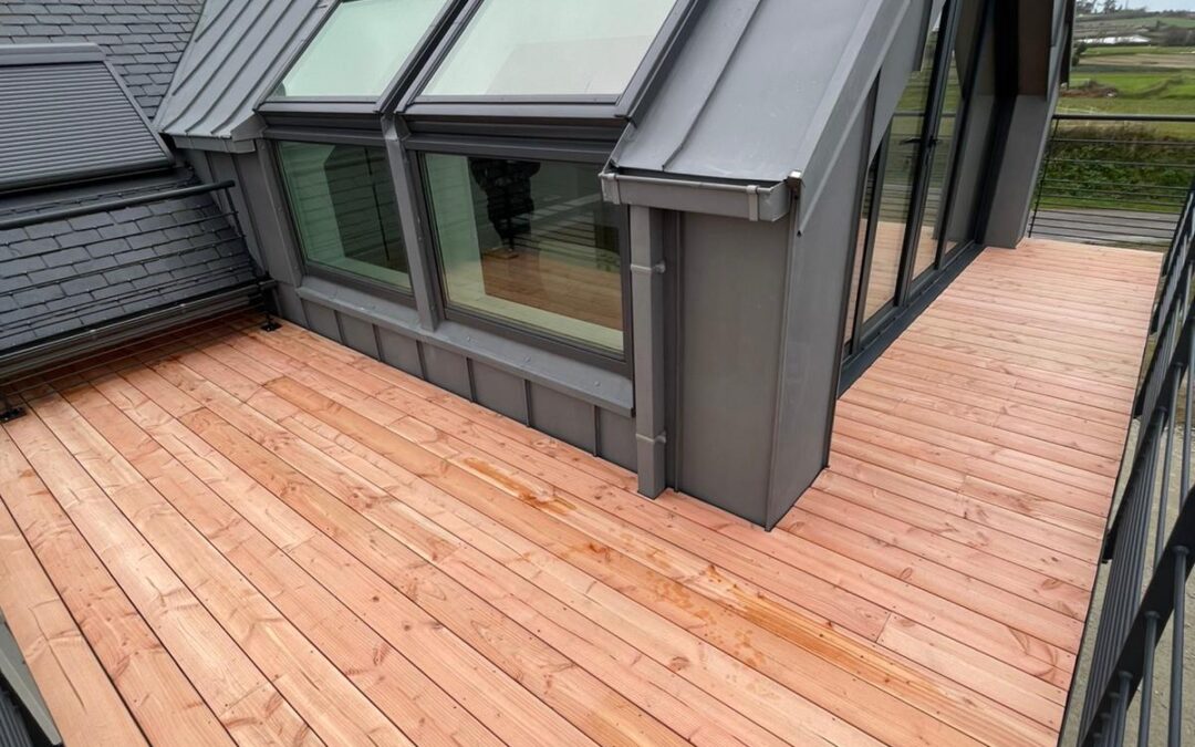 Terrasse en bois Douglas et menuiseries Technal à Saint-Pol-de-Léon
