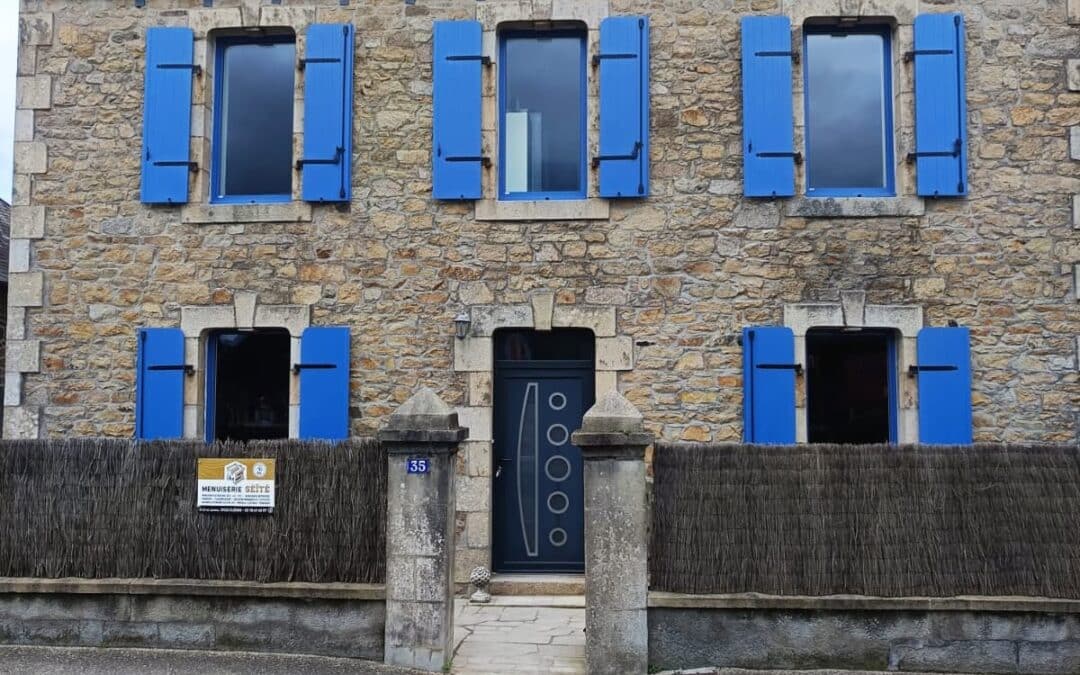 Volets composites et fenêtres MéO sur une maison bretonne