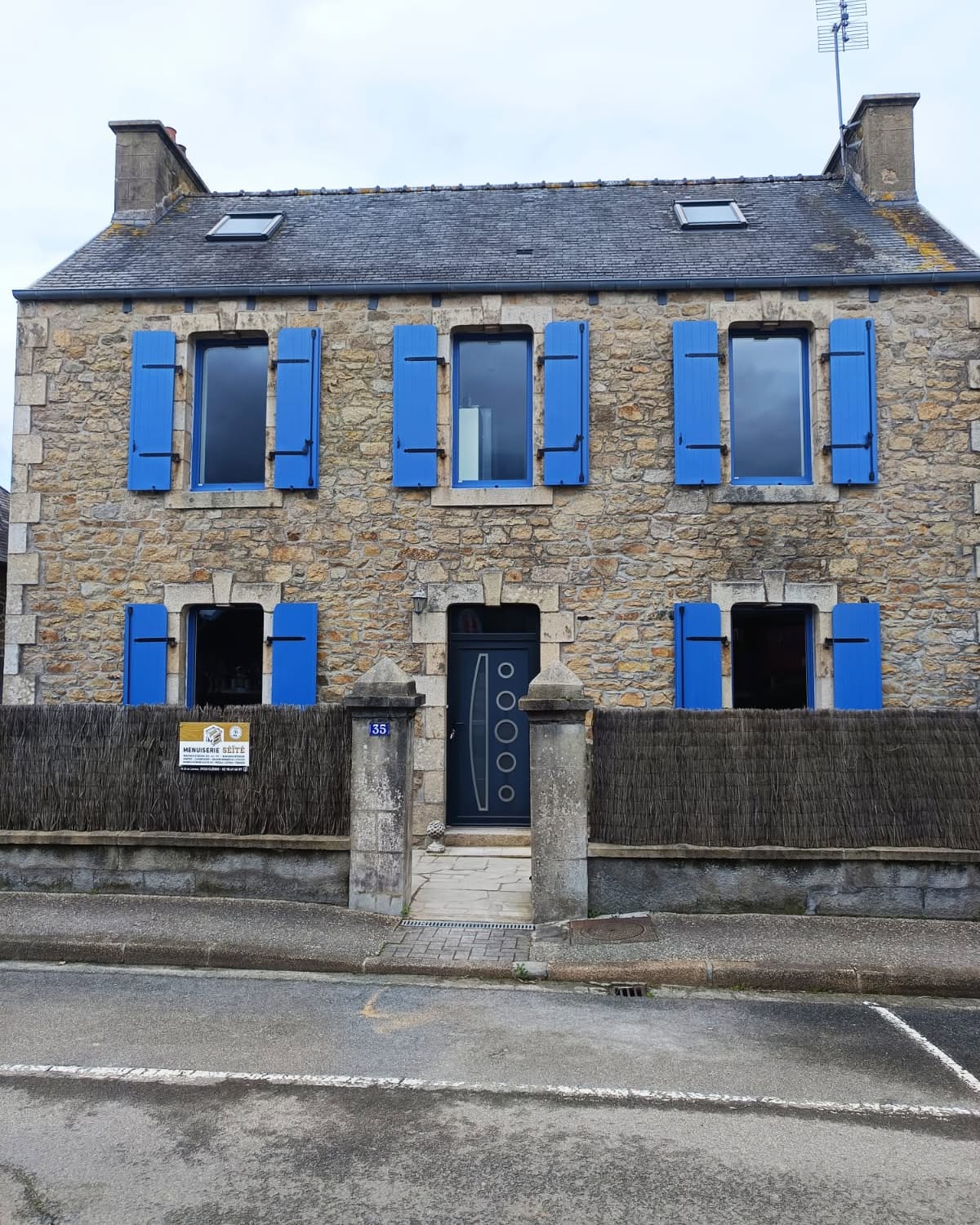 Maison bretonne en pierre avec volets battants composites bleu satiné et fenêtres MéO posés par Menuiserie Séité en Finistère Nord Maison bretonne en pierre avec volets battants composites bleu satiné et fenêtres MéO posés par Menuiserie Séité en Finistère Nord
